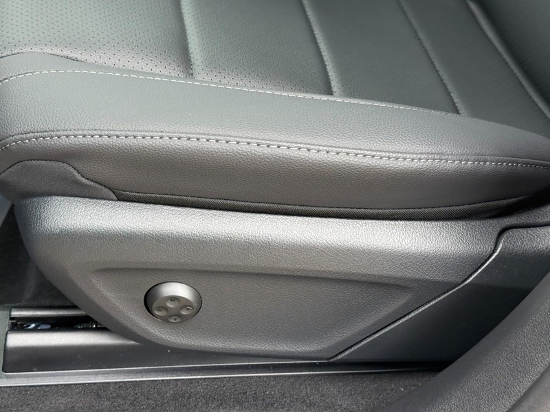 Mercedes-Benz GLE Vehicle Full-screen Gallery Image 14