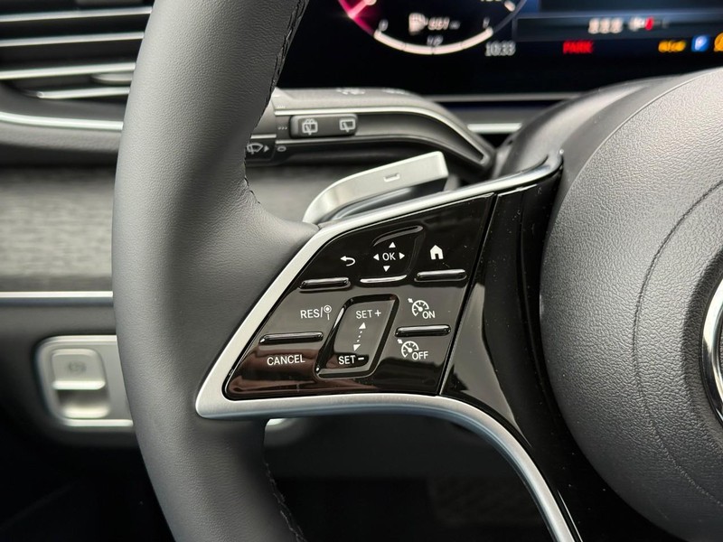 Mercedes-Benz GLE Vehicle Full-screen Gallery Image 15