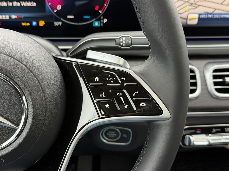 Mercedes-Benz GLE Vehicle Full-screen Gallery Image 16