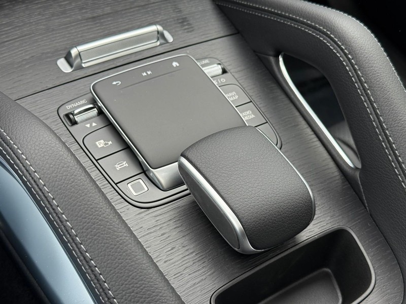 Mercedes-Benz GLE Vehicle Full-screen Gallery Image 17