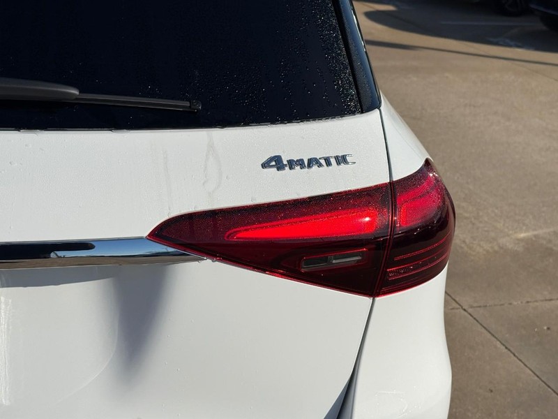 Mercedes-Benz GLE Vehicle Full-screen Gallery Image 5