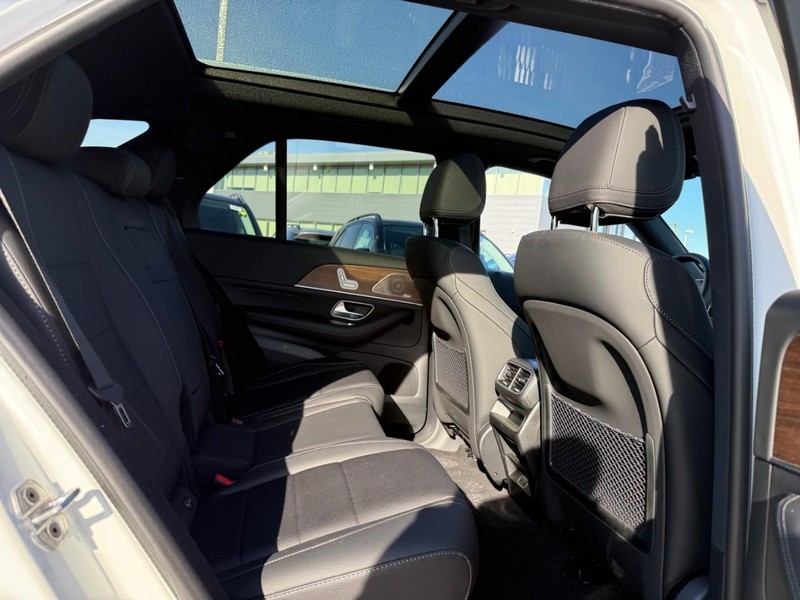 Mercedes-Benz GLE Vehicle Full-screen Gallery Image 6