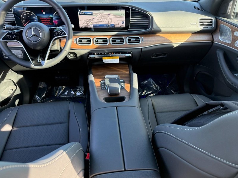 Mercedes-Benz GLE Vehicle Full-screen Gallery Image 7