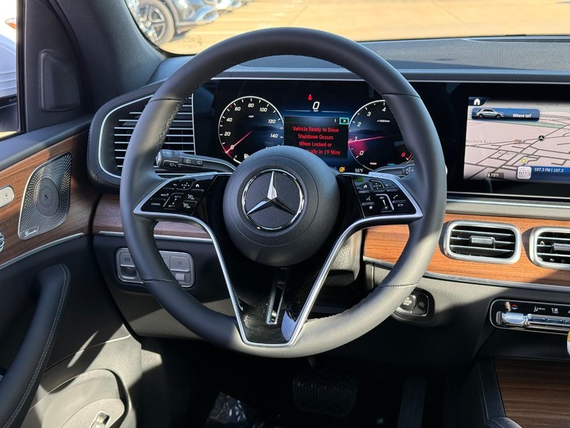 Mercedes-Benz GLE Vehicle Full-screen Gallery Image 8