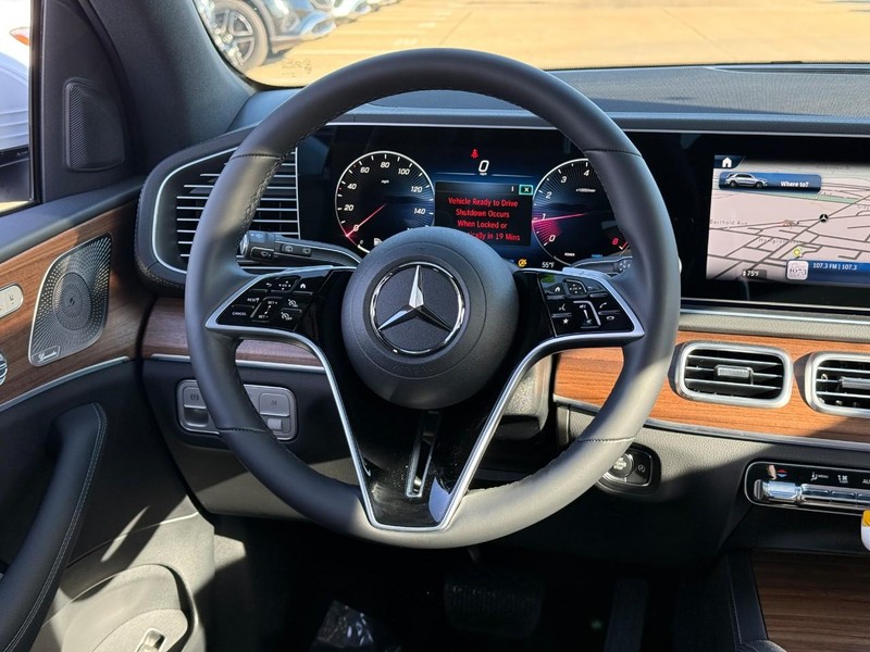 Mercedes-Benz GLE Vehicle Full-screen Gallery Image 9