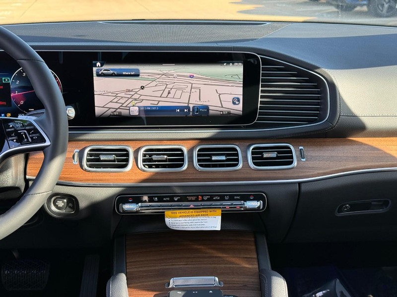 Mercedes-Benz GLE Vehicle Full-screen Gallery Image 10