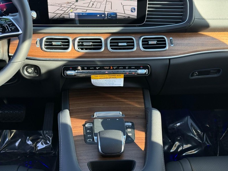 Mercedes-Benz GLE Vehicle Full-screen Gallery Image 11
