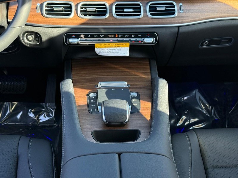 Mercedes-Benz GLE Vehicle Full-screen Gallery Image 12