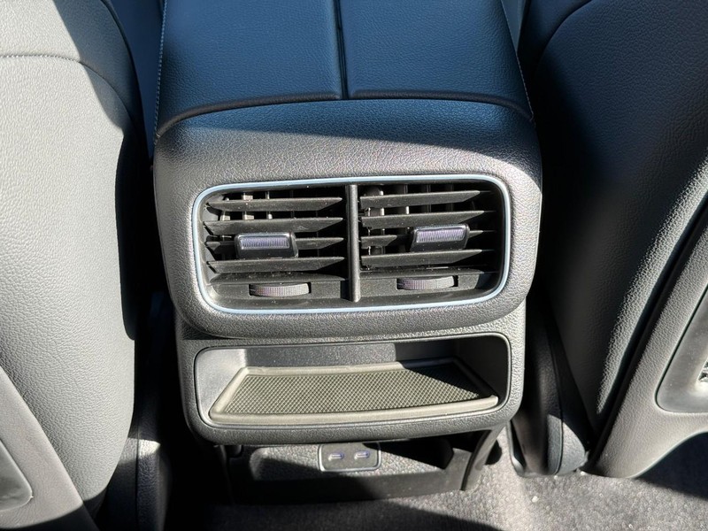 Mercedes-Benz GLE Vehicle Full-screen Gallery Image 13