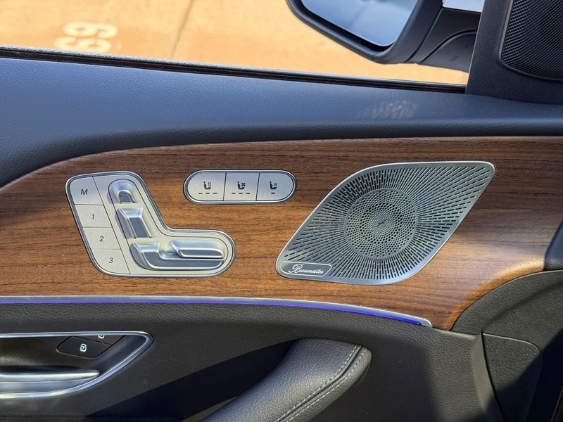 Mercedes-Benz GLE Vehicle Full-screen Gallery Image 15