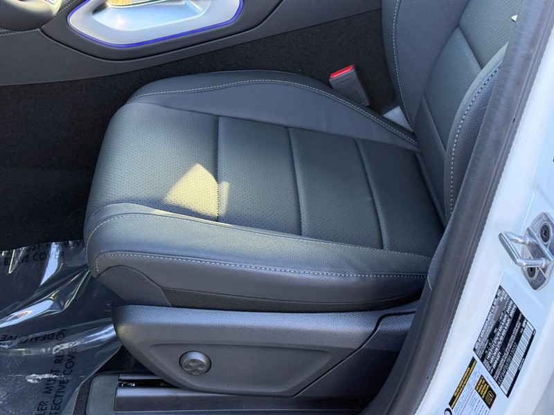 Mercedes-Benz GLE Vehicle Full-screen Gallery Image 16