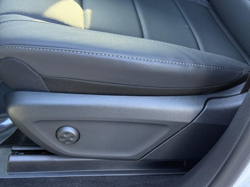 Mercedes-Benz GLE Vehicle Full-screen Gallery Image 17