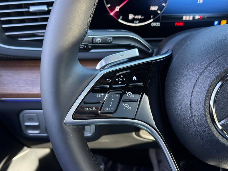 Mercedes-Benz GLE Vehicle Full-screen Gallery Image 18