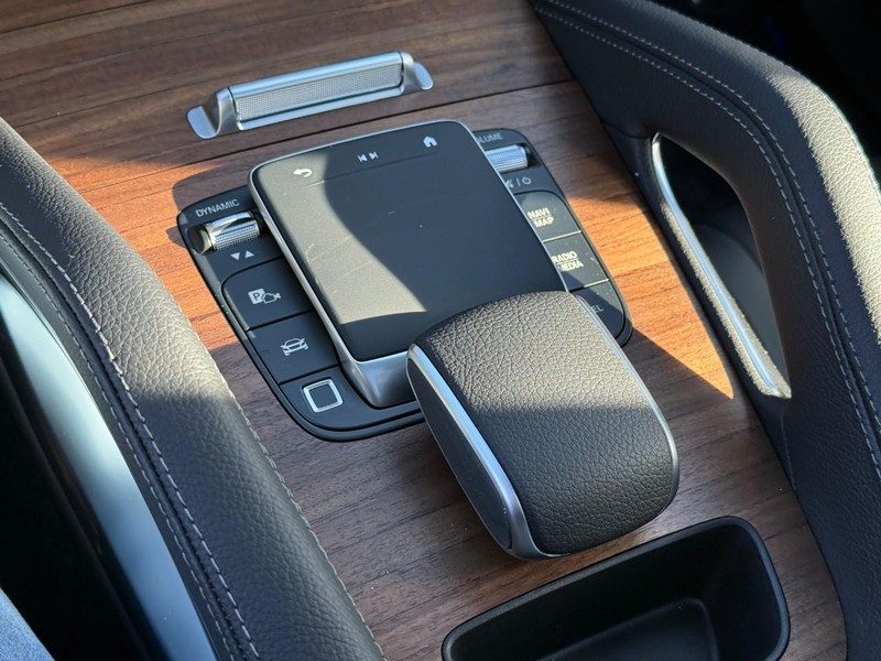 Mercedes-Benz GLE Vehicle Full-screen Gallery Image 20