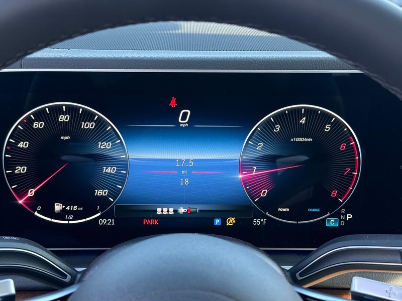 Mercedes-Benz GLE Vehicle Full-screen Gallery Image 21