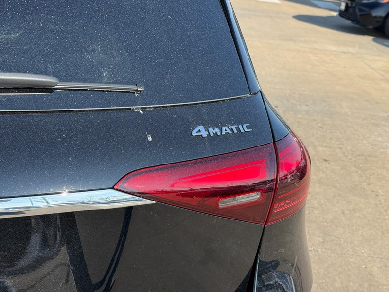 Mercedes-Benz GLE Vehicle Full-screen Gallery Image 5