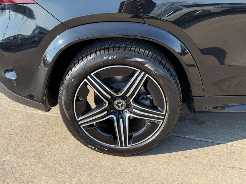 Mercedes-Benz GLE Vehicle Full-screen Gallery Image 6