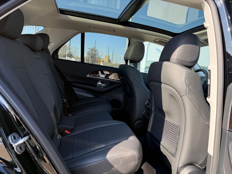 Mercedes-Benz GLE Vehicle Full-screen Gallery Image 7