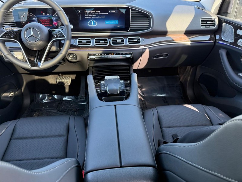 Mercedes-Benz GLE Vehicle Full-screen Gallery Image 8