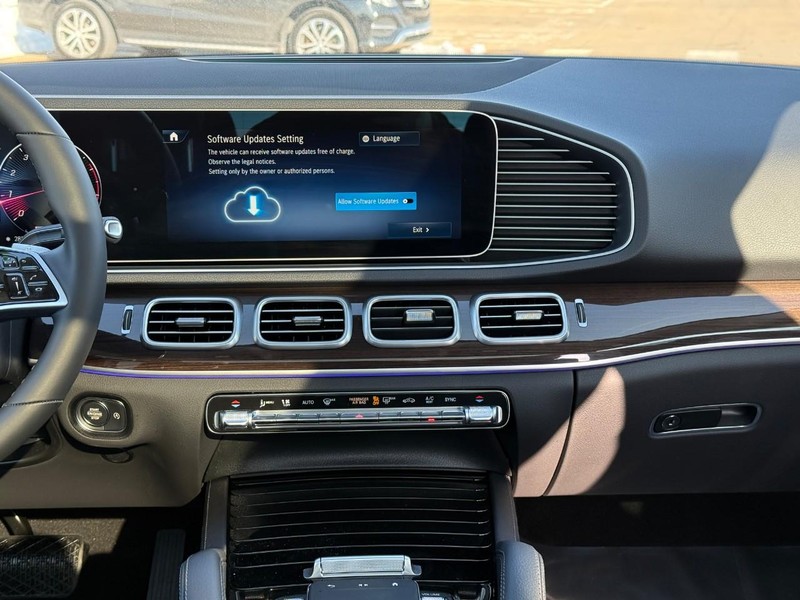 Mercedes-Benz GLE Vehicle Full-screen Gallery Image 10