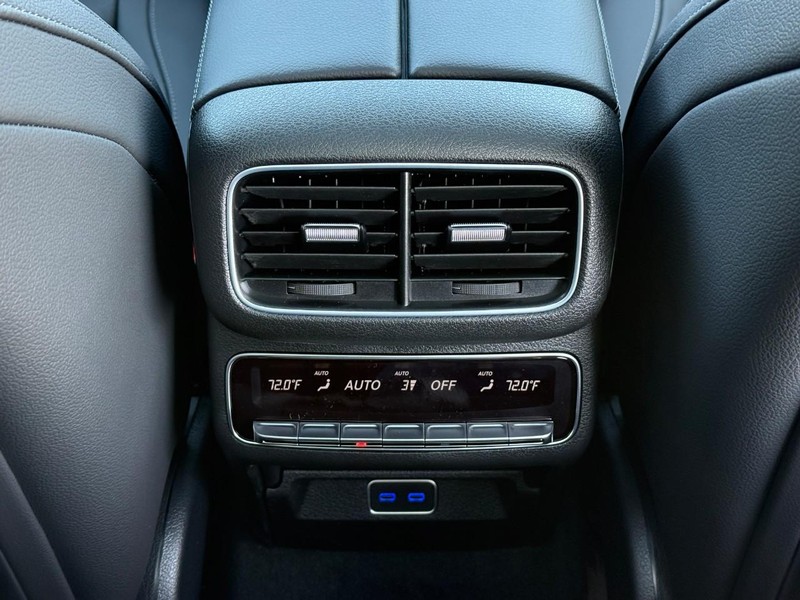 Mercedes-Benz GLE Vehicle Full-screen Gallery Image 13