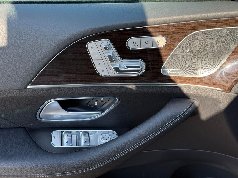 Mercedes-Benz GLE Vehicle Full-screen Gallery Image 14