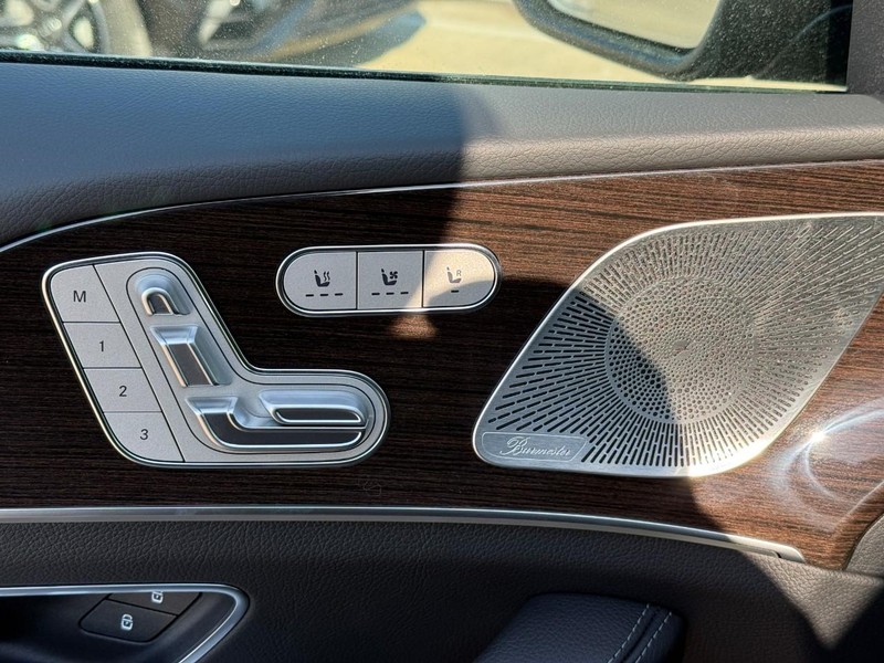 Mercedes-Benz GLE Vehicle Full-screen Gallery Image 15