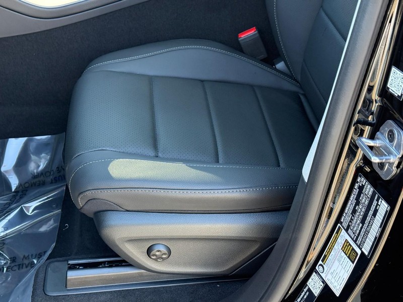 Mercedes-Benz GLE Vehicle Full-screen Gallery Image 16