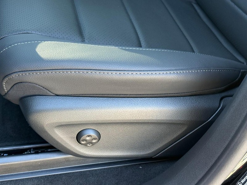 Mercedes-Benz GLE Vehicle Full-screen Gallery Image 17