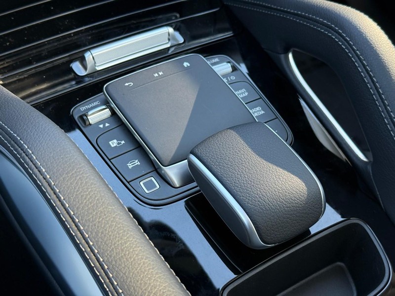 Mercedes-Benz GLE Vehicle Full-screen Gallery Image 18