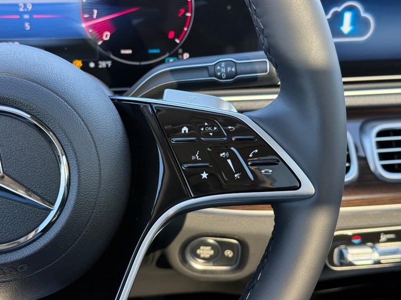 Mercedes-Benz GLE Vehicle Full-screen Gallery Image 19