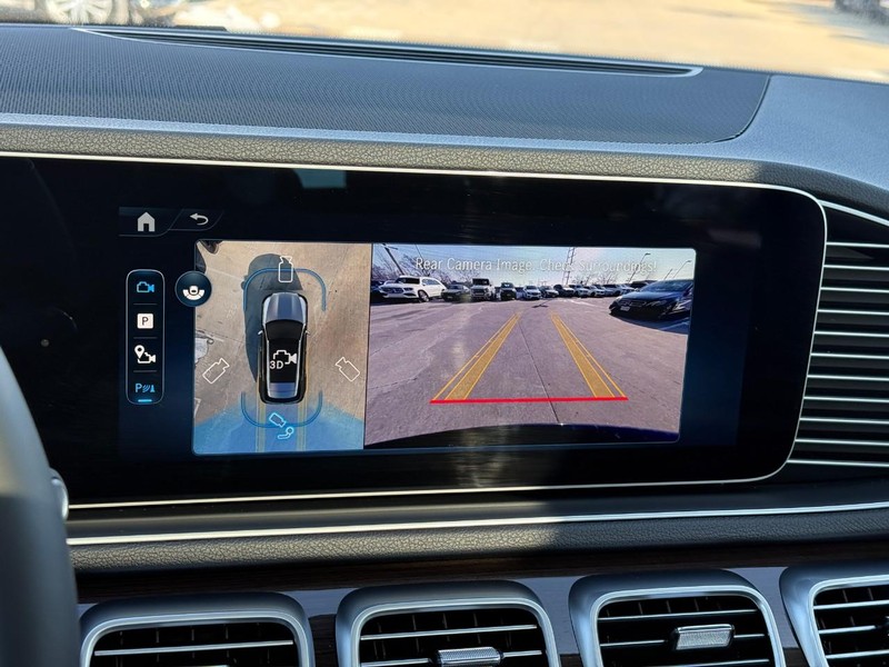 Mercedes-Benz GLE Vehicle Full-screen Gallery Image 21