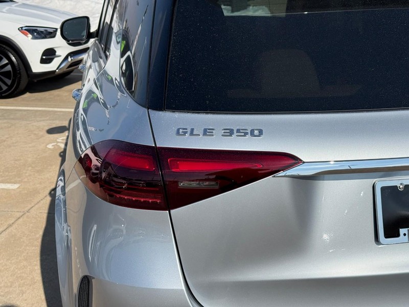 Mercedes-Benz GLE Vehicle Full-screen Gallery Image 5