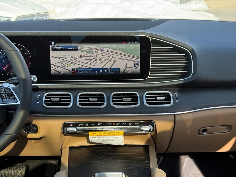 Mercedes-Benz GLE Vehicle Full-screen Gallery Image 10