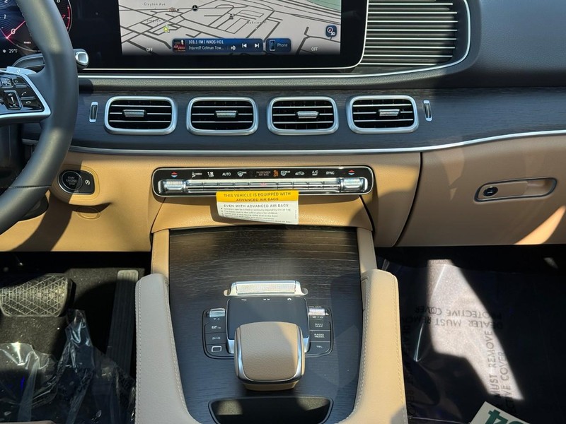 Mercedes-Benz GLE Vehicle Full-screen Gallery Image 11