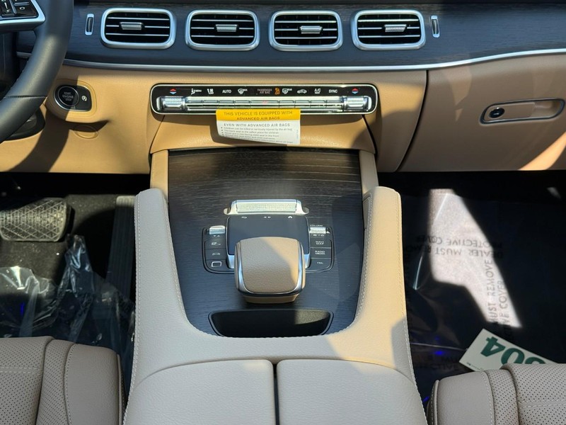 Mercedes-Benz GLE Vehicle Full-screen Gallery Image 12