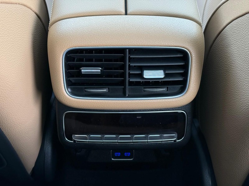 Mercedes-Benz GLE Vehicle Full-screen Gallery Image 13