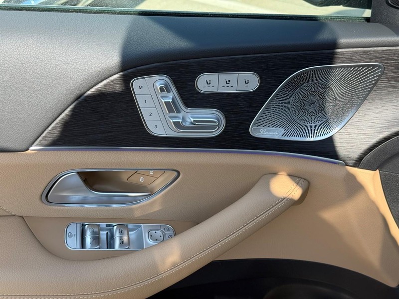 Mercedes-Benz GLE Vehicle Full-screen Gallery Image 14