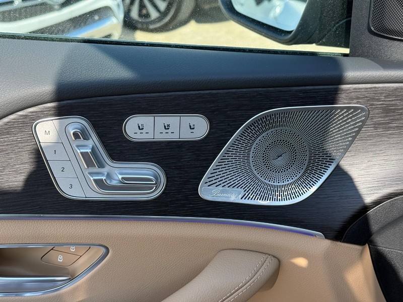 Mercedes-Benz GLE Vehicle Full-screen Gallery Image 15