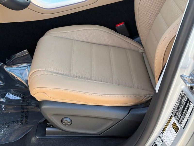 Mercedes-Benz GLE Vehicle Full-screen Gallery Image 16