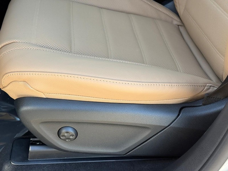 Mercedes-Benz GLE Vehicle Full-screen Gallery Image 17