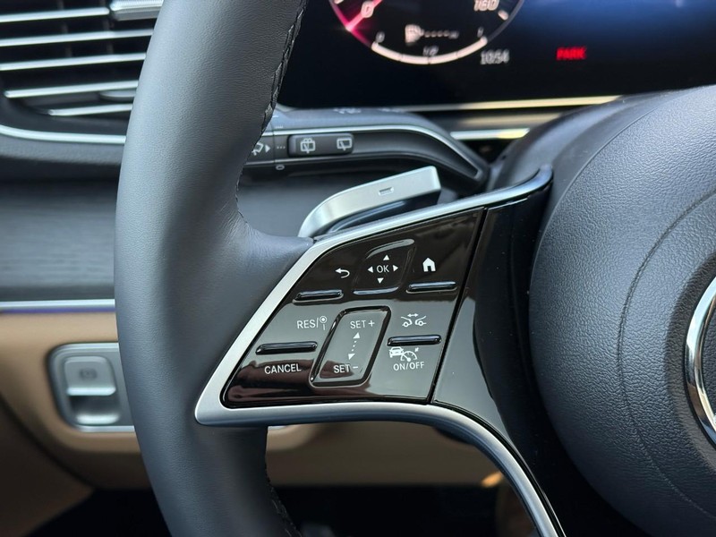 Mercedes-Benz GLE Vehicle Full-screen Gallery Image 18