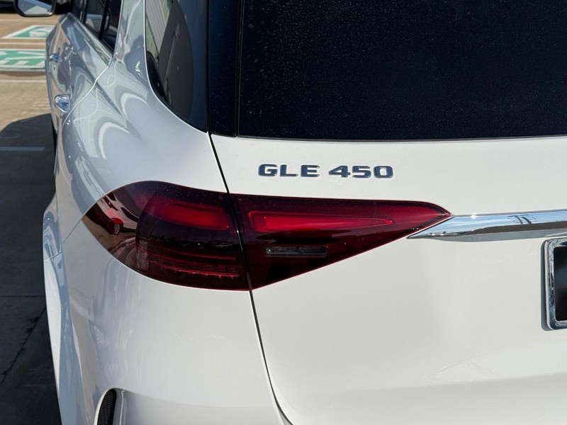 Mercedes-Benz GLE Vehicle Full-screen Gallery Image 4