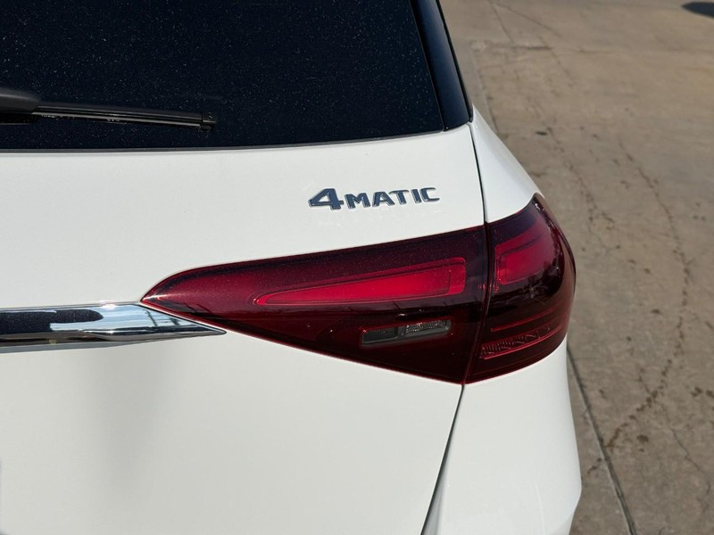 Mercedes-Benz GLE Vehicle Full-screen Gallery Image 5