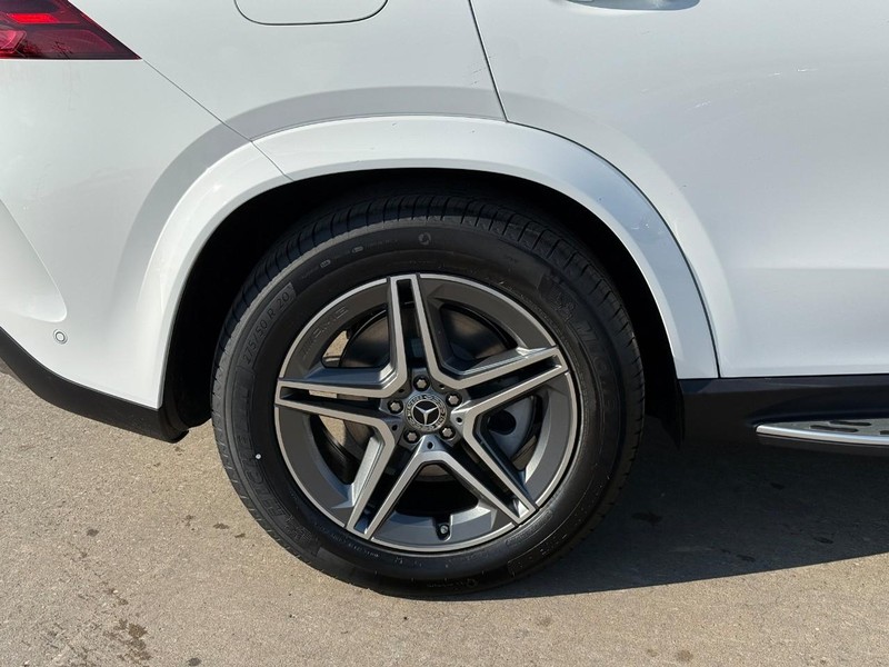 Mercedes-Benz GLE Vehicle Full-screen Gallery Image 6