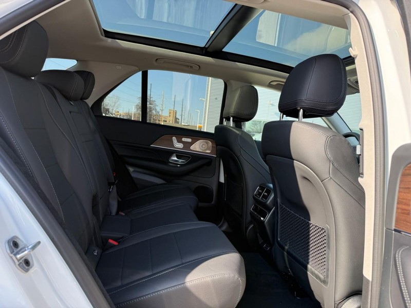 Mercedes-Benz GLE Vehicle Full-screen Gallery Image 7