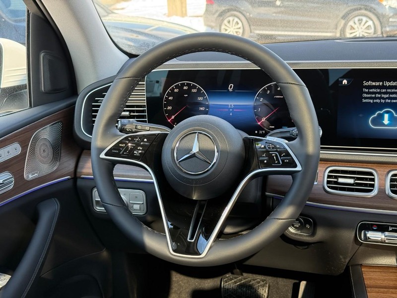 Mercedes-Benz GLE Vehicle Full-screen Gallery Image 9