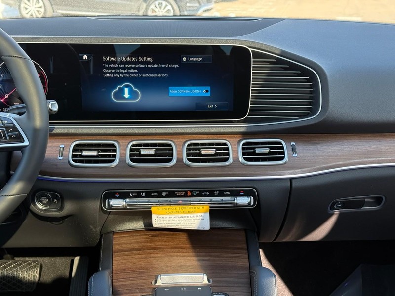 Mercedes-Benz GLE Vehicle Full-screen Gallery Image 10