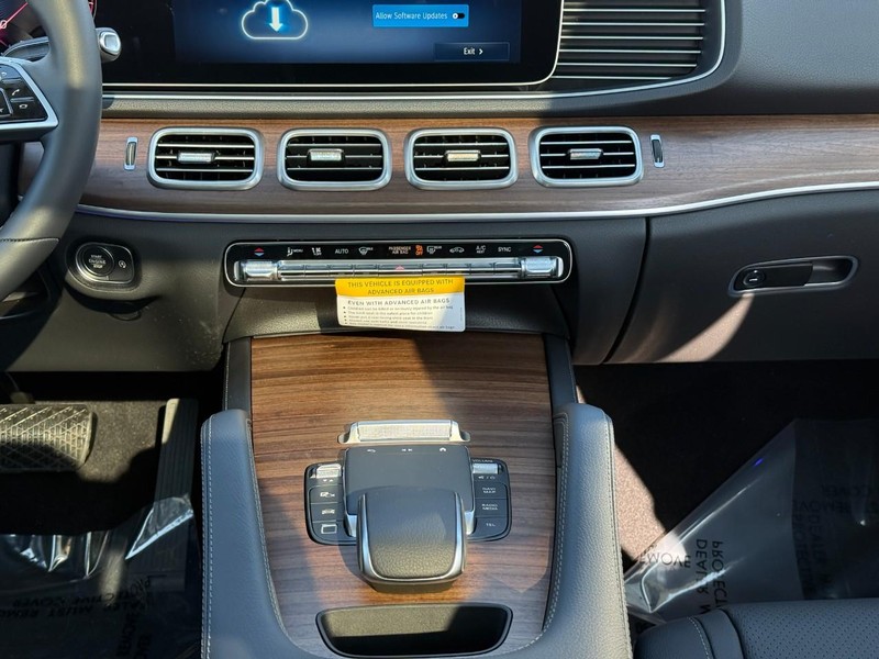 Mercedes-Benz GLE Vehicle Full-screen Gallery Image 11