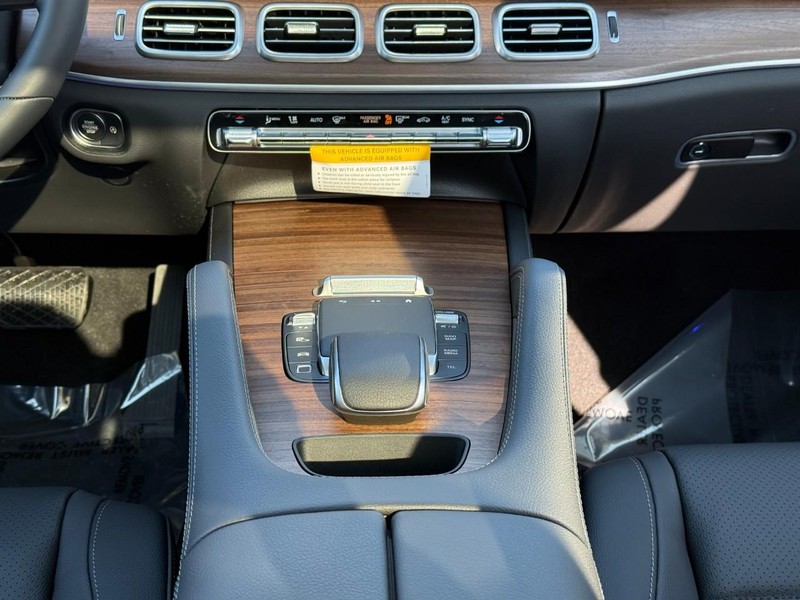 Mercedes-Benz GLE Vehicle Full-screen Gallery Image 12